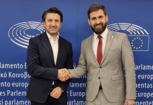 WeChat и TikTok спазват, X и Google пропускат крайния срок · TechNode