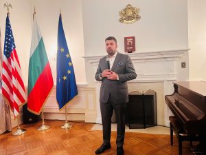 Кук подчертава важността на Китай в Чънду