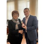Пенчо Милков връчи златна значка на Маргарита Трифонова по случай 70-ия ѝ рожден ден