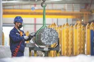 Групата China Baowu поставя писалка върху документите на изложението в Шанхай