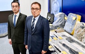 26-годишна жена, арестувана, докато Хонконг разширява репресиите срещу военни учения