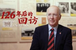 Британски писател дарява семейни архиви в Пекин