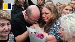 Австралия разследва след подпалването на кола с надпис Ханука при нападение на Коледа