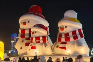 Гигантска снежна скулптура дебютира в Харбин