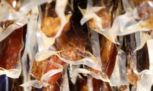 Пушено с кипарис свинско месо се реди в магазините в Гуейджоу за Пролетния фестивал