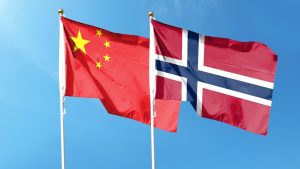 Статуи на Буда в пещерите Лонгмен, окъпани в златист блясък