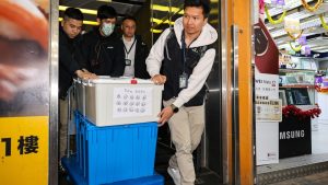 Помощник-юристи сред 16 души, арестувани за измами „срив за пари“ в Хонконг