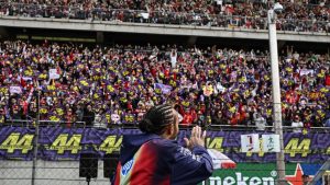 Шанхай вижда огромна посещаемост от Формула 1, повишавайки терена на града като спортна дестинация