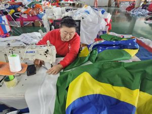 Производителят на знамена в Кингдао увеличава производството, за да изпълни поръчките за Световната купа