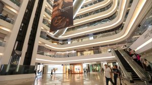 Обувки Gucci на стойност 11 000 хонконгски долара, откраднати от тоалетна на търговски център в Хонконг