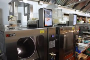 Китайски AI робот ресторант анализира лицата и езиците на посетителите, за да препоръча здравословни ястия