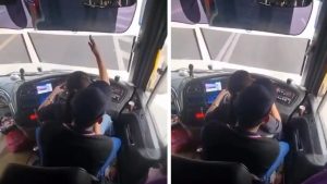 Малайзийската полиция преследва шофьор на автобус, видян с жена в скута във вирусно видео