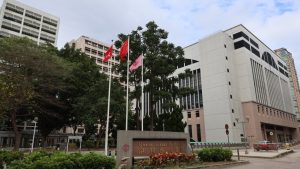 89-годишен мъж от Хонконг е спасен, след като е намерен да се вкопчва в външната стена на дома за грижи